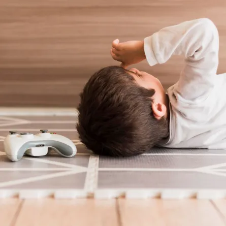 صورة لطفل يلقي بنفسه أرضاً ويبكي