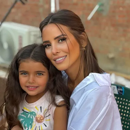 إيمان العاصي مع الطفلة التي تجسد دَور ابنتها بالمسلسل- الصورة من حساب الطفلة جوليا على إنستغرام