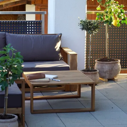 بلكونة تابعة لشقة مودرن مؤثثة ومزينة بالنباتات