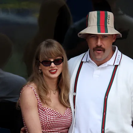 تايلور سويفت وترافيس كيلسي (Taylor Swift and Travis Kelce)- مصدر الصورة Photo by JAMIE SQUIRE / GETTY IMAGES NORTH AMERICA / Getty Images via AFP