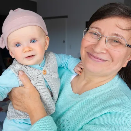 صورة لجدة سعيدة بحمل المولود