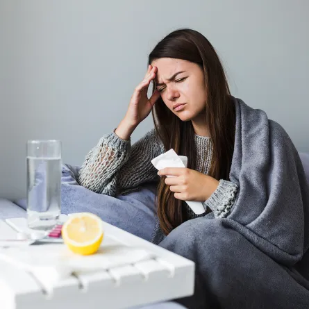 سيدة تعاني من نزلات البرد في المواسم المتغيّرة  Image By Freepik