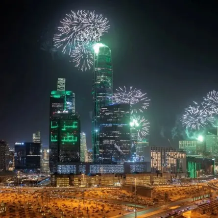 الألعاب النارية تزين سماء العاصمة السعودية الرياض