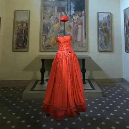 الزي الأحمر الذي ارتدته كاتي هولمز Katie Holmes- (مصدر الصورة Stefano RELLANDINI / AFP)