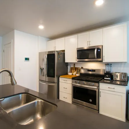 مطبخ مودرن يحتوي على سلة قمامة كبيرة