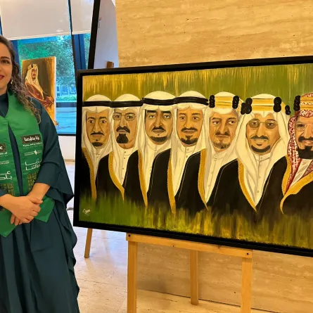 عبير بو حمدان مع لوحتها الملوك