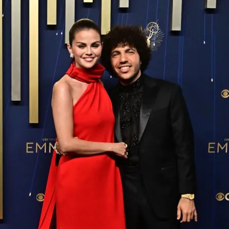 سيلينا غوميز وبيني بلانكو Selena Gomez and Benny Blanco من حفل توزيع جوائز إيمي برايمتايم 2025. مصدر الصورة: Frederic J. Brown / AFP