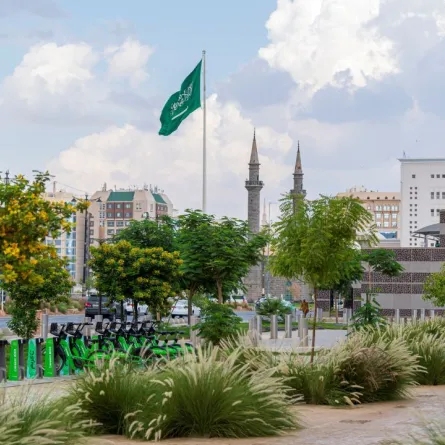 العلم السعودي يرفرف في سماء المدينة المنورة غرب المملكة العربية السعودية