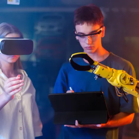 التكنولوجيا فرضت التعامل مع قدر لا نهائي من البيانات-المصدرfreepik