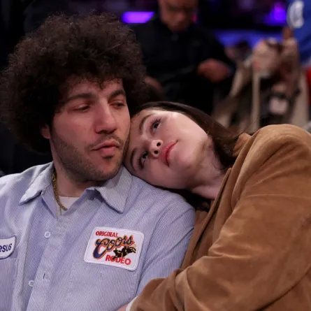 بيني بلانكو وسيلينا غوميز في ماديسون سكوير جاردن في مدينة نيويورك (Benny Blanco and Selena Gomez at Madison Square Garden in New York City). مصدر الصورة: Elsa/Getty Images/AFP