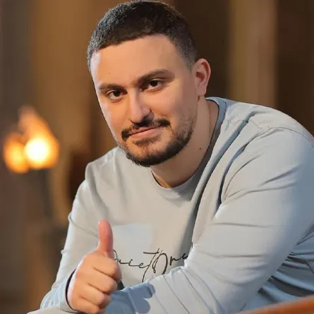 ياسين السقا يطمئن الجمهور على حالة والده الصحية