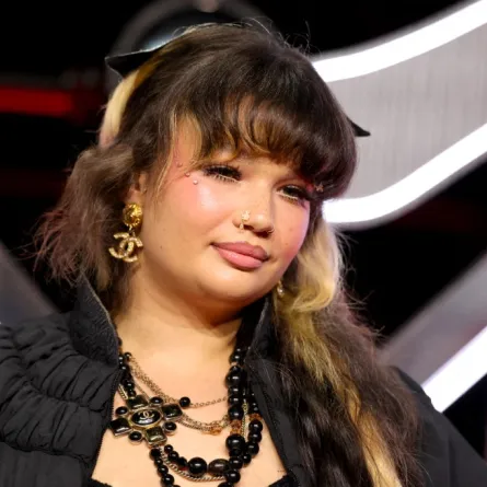 لولا يونغ في نيويورك ( Lola Young in newyork ). مصدر الصورة: Mike Coppola / GETTY IMAGES NORTH AMERICA / Getty Images via AFP