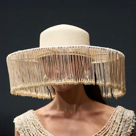 قبعة من كريشا باجاج Krésha Bajaj - الصورة من Launchmetrics/Spotlight ©