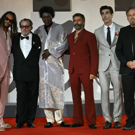أبطال فيلم "In the Hand of Dante"  على السجادة الحمراء لمهرجان فينيسيا 2025( مصدر الصورة: Stefano RELLANDINI / AFP)