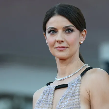 الممثلة الإيطالية باربرا رونشي على السجادة الحمراء لفيلم "إليزا" بمهرجان فينيسيا السينمائي   Barbara Ronchi attend the red carpet of the movie "Elisa" presented in competition at the 82nd International Venice Film Festival (Photo by Tiziana FABI / AFP)