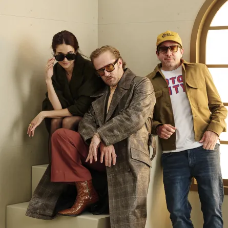 بوتسي بونسيرولي مع بن فوستر وشايلين وودلي من مهرجان تورنتو السينمائي الدولي Potsy Ponciroli with Ben Foster and Shailene Woodley at the Toronto International Film Festival (الصورة: Gareth Cattermole / Getty Images North America / Getty Images via AFP)
