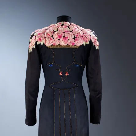 معطف صممته إلسا سكياباريللي ومطرز لدى ميزون لوساج عام 1937- الصورة من العلاقات العامة للدار 