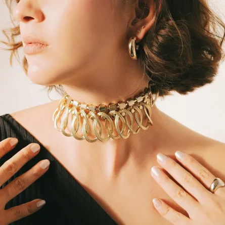 نصائح لاختيار المجوهرات بحسب لون البشرة- مصدر الصورة: Unsplash by Evelyn Verdín