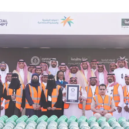 الموارد البشرية تدخل غينيس للأرقام القياسية بأكبر علم سعودي بفن الفسيفساء - الصورة من حساب الوزارة على منصة إكس