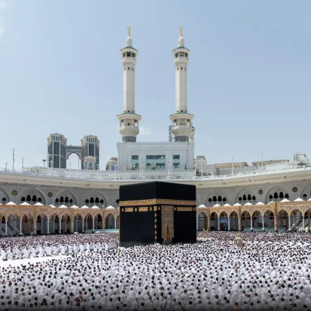 ضيوف الرحمن يؤدون الصلاة داخل ساحة الحرم المكي - الصورة من حساب  الهيئة العامة للعناية بشؤون المسجد الحرام والمسجد النبوي على منصة إكس