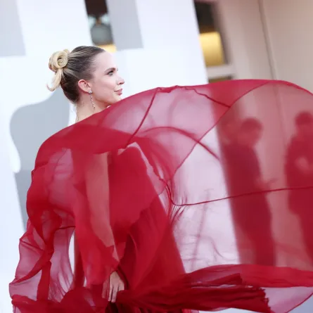  كيت أليكسييفا kate alexeeva في مهرجان فينيسيا السينمائي 2025 ( مصدر الصورة:  Aldara Zarraoa/Getty Images)