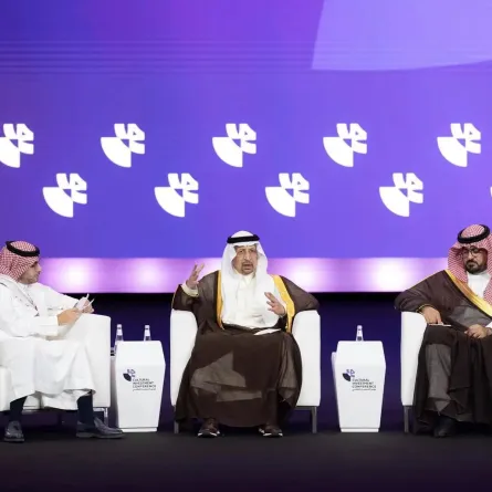 وزير الاستثمار المهندس خالد الفالح، ووزير الاقتصاد والتخطيط فيصل الإبراهيم خلال الجلسة الأولى من مؤتمر الاستثمار الثقافي بالرياض - الصورة من وكالة الأنباء السعودية "واس"