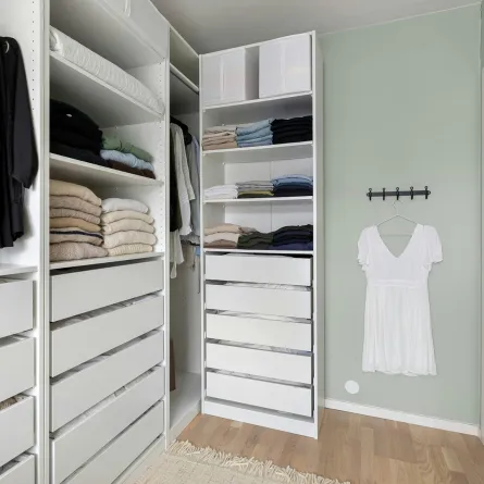 خزانة ملابس مرتبة