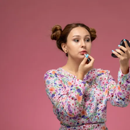 حلم وضع المكياج للعزباء - مصدر الصورة: Freepik by KamranAydinov