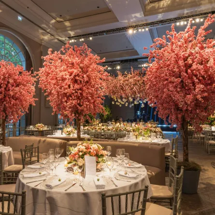 اللون الزهري في إطار ديكور حفل الزفاف (الصورة من pexels)