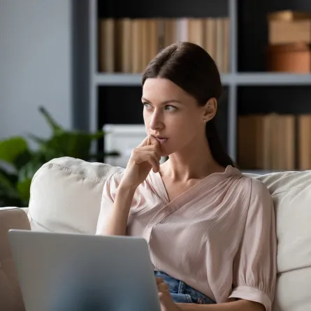 طالبة جامعي تفكر في كتابة سيرتها الذاتية 