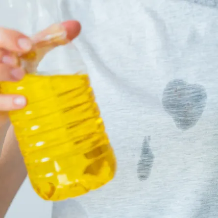 امرأة مع قارورة زيت