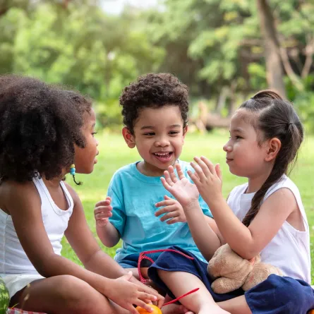 صورة أطفال يطرحون الأسئلة على بعضهم