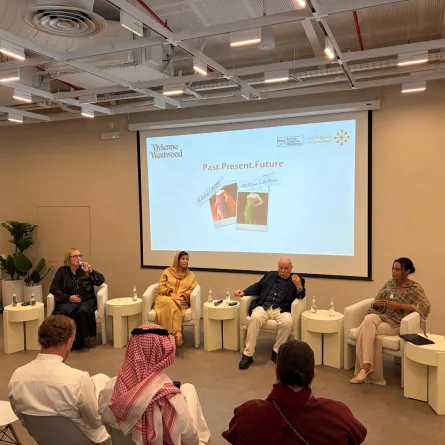 جلسة حوارية ضمن أسبوع الأزياء جمعت فنون التراث وعلامة فيفيان وستوود