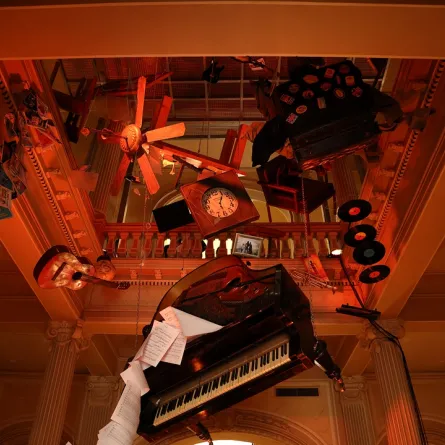 تجهيز للملحن والمنتج الموسيقي اللبناني خالد مزنّز