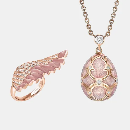 مجوهرات باللون الوردي تحمل رسائل دعم لمحاربات السرطان 