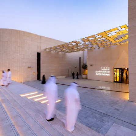 تصميم معماري آسر للمتحف الجديد، يرحب بالزوار عبر مدخل يمزج بين الحداثة والتراث، ويعد بتجربة ثقافية غنية في قلب العين.