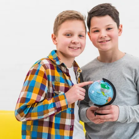 صورة لطفلين وتواصل عبر القارات