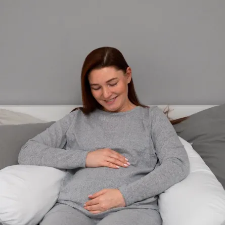 صورة لحامل مطمئنة على حملها