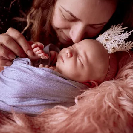 صورة لأم مع مولودها