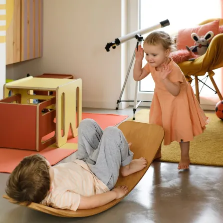 صورة طفلين يلعبان في غرفتهما