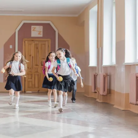 صورة لبنات صغيرات يندمجن في المدرسة