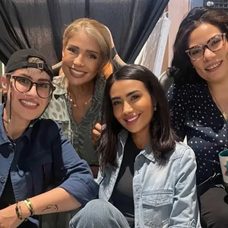 سوسن بدر ولبني عبد العزيز برفقة فريق عمل مسلسلهما الرمضاني - الصورة من صفحة الفنانة سوسن بدر على إنستغرام