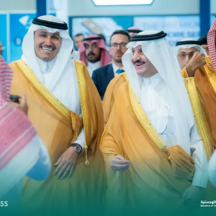 لحظة افتتاح المؤتمر السعودي البحري واللوجستي. مصدر الصورة (الموقع الرسمي لوزارة النقل والخدمات اللوجستية على منصة x )