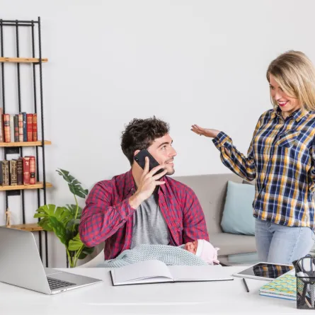 زوج يمارس عمله بالمنزل