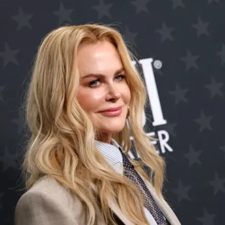 نيكول كيدمان خلال حضور حفل توزيع جوائز اختيار النقاد السنوي الثلاثين في باركر هانجر في سانتا مونيكا، كاليفورنيا( Nicole Kidman attends the 30th Annual Critics Choice Awards at Barker Hangar in (Santa Monica, California مصدر الصورة: (Photo by Michael Tran / AFP)