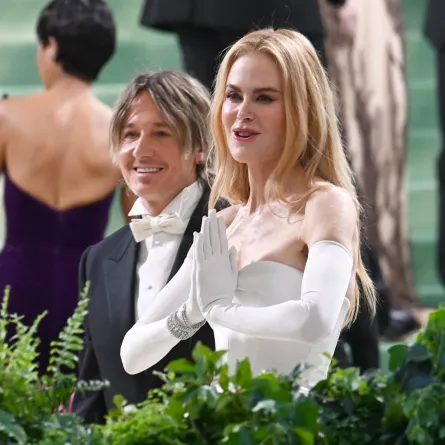 كيث أوربان Keith Urban  مع نيكول كيدمان Nicole Kidman في حفل Met Gala- مصدر الصورة ANDREA RENAULT / AFP