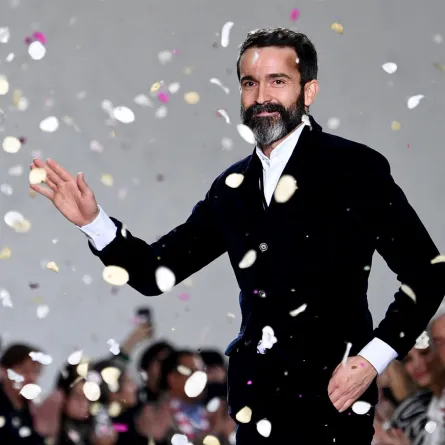 المصمم لدى سكياباريللي Schiaparelli  دانيال روزبيري Daniel Roseberry - (مصدر الصورة  Anne-Christine POUJOULAT / AFP)