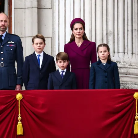 الأمير ويليام، والأمير جورج، والأمير لويس، وكاثرين، والأميرة شارلوت على شرفة قصر باكنغهام (Prince William, Prince George, Prince Louis, Catherine, and Princess Charlotte on the balcony of Buckingham Palace). مصدر الصورة: HENRY NICHOLLS / AFP