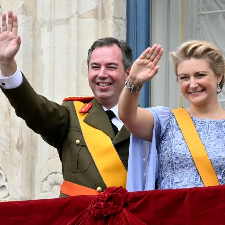 الدوق الأكبر غيوم والدوقة الكبرى ستيفاني يقومان بتحية المحتشدين أمام القصر