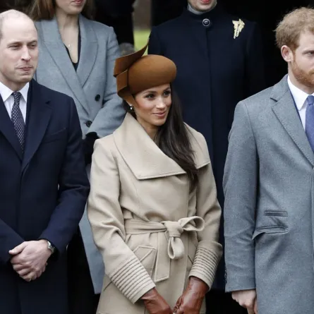 الأمير ويليام وميغان ماركل والأمير هاري في كنيسة القديسة مريم المجدلية في ساندرينجهام، نورفولك (Prince William, Meghan Markle and Prince Harry at St Mary Magdalene Church in Sandringham, Norfolk). مصدر الصورة: Adrian DENNIS / AFP